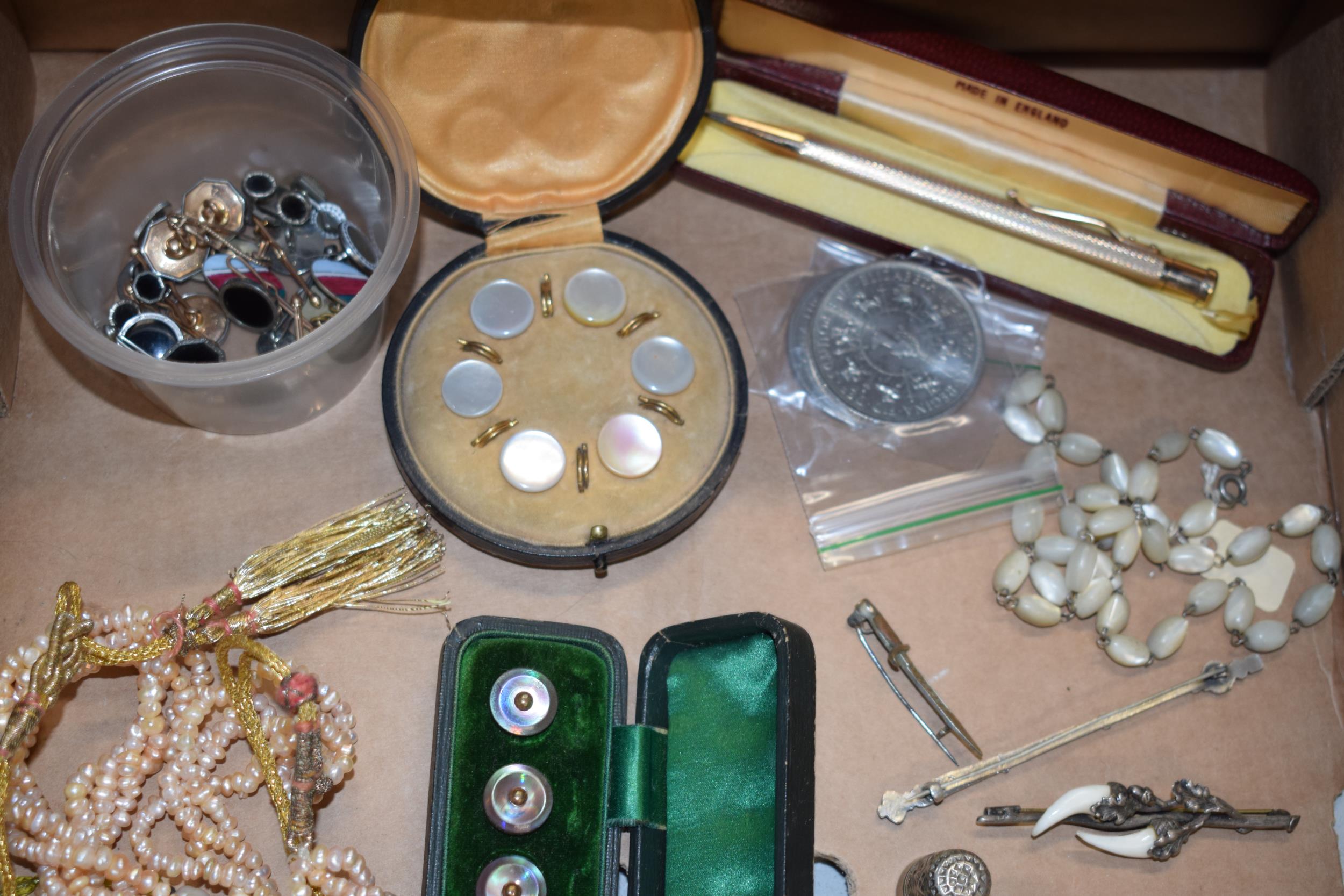 A mixed collection of jewellery and accessories to include cased buttons, a lockett, coins and - Image 2 of 4