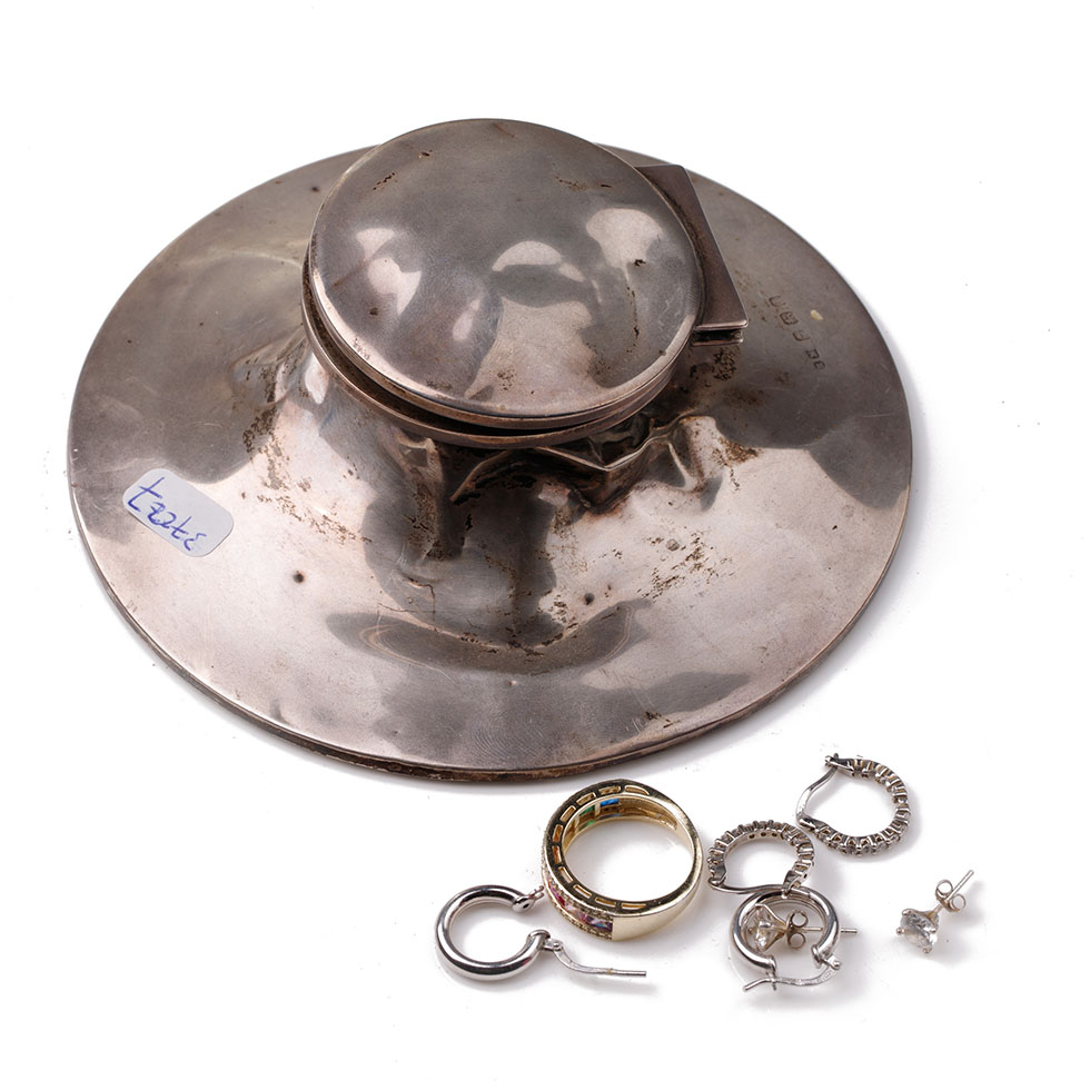 A silver inkwell, Birmingham 1910, damaged, together with a collection of silver jewellery.