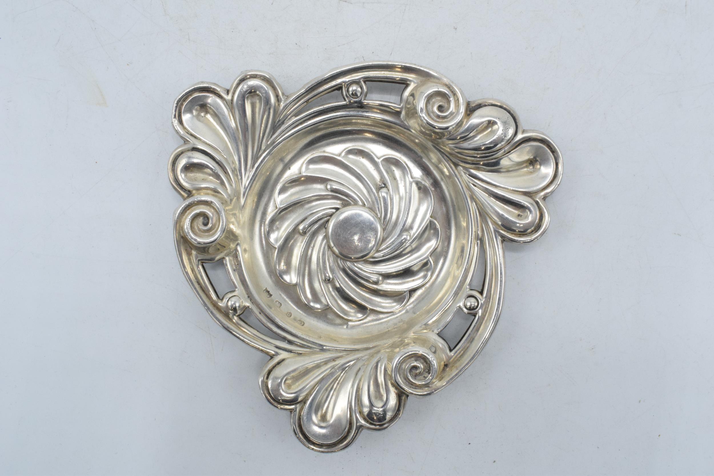 Ornate hallmarked silver sweet dish / pin tray, 64.4 grams, Birmingham 1894, 13cm diameter. - Image 3 of 6