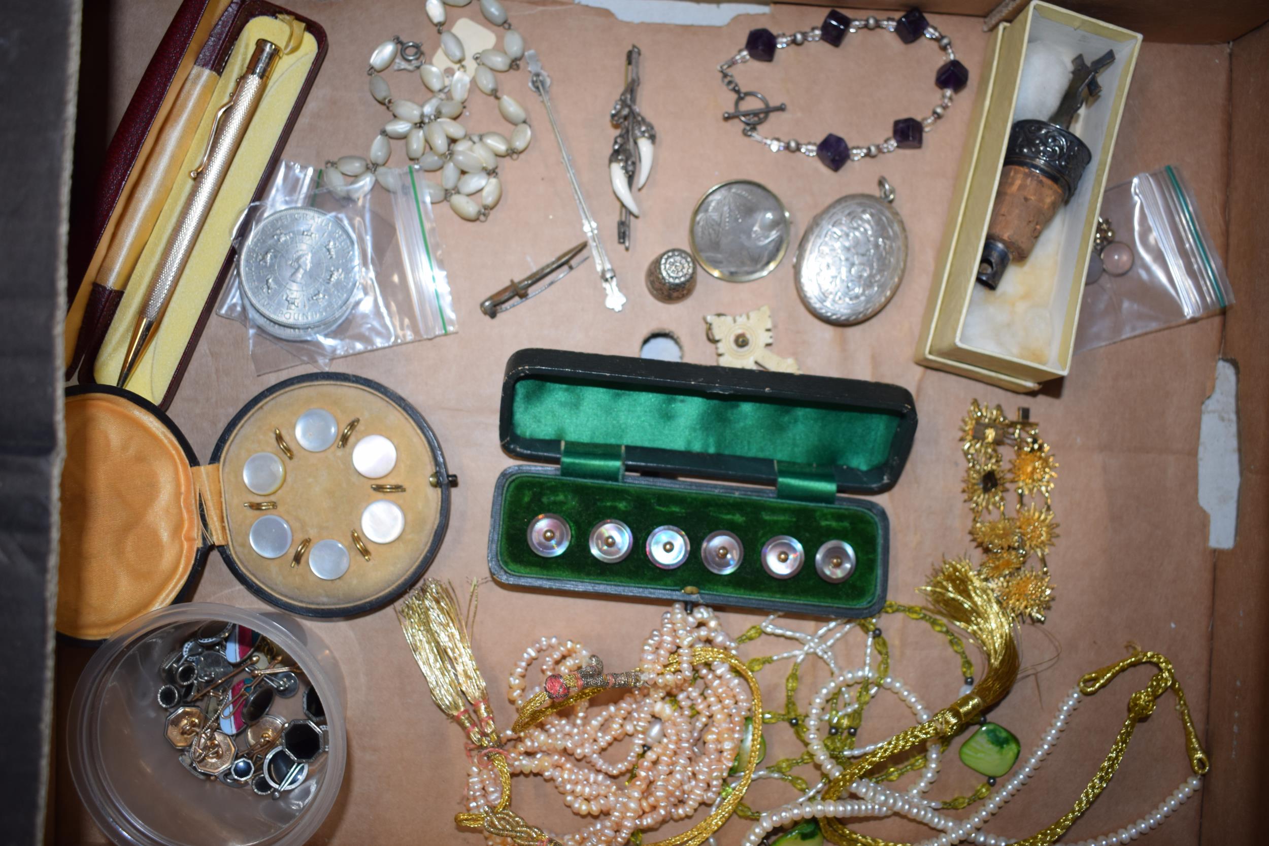 A mixed collection of jewellery and accessories to include cased buttons, a lockett, coins and
