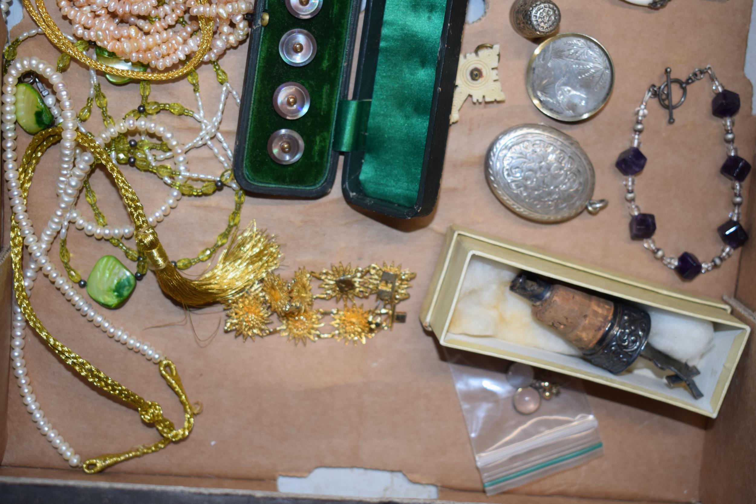A mixed collection of jewellery and accessories to include cased buttons, a lockett, coins and - Image 4 of 4
