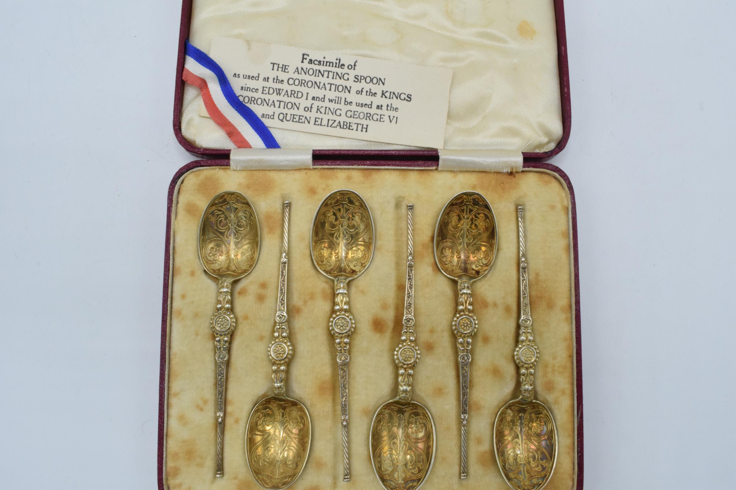 A cased set of 6 silver gilt tea spoons, 57.2 grams, Birmingham 1936, 'Facisimile of the Anointing - Image 3 of 5