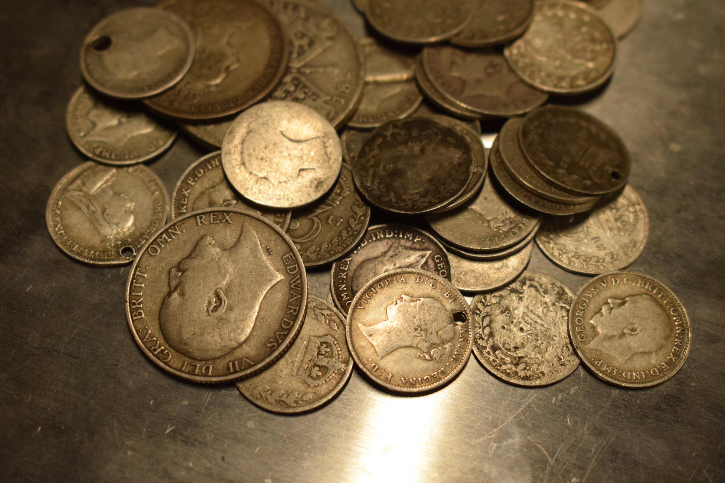 A collection of pre-1920 silver coinage of varying denominations, approx. 75+ grams. Condition - Image 3 of 3