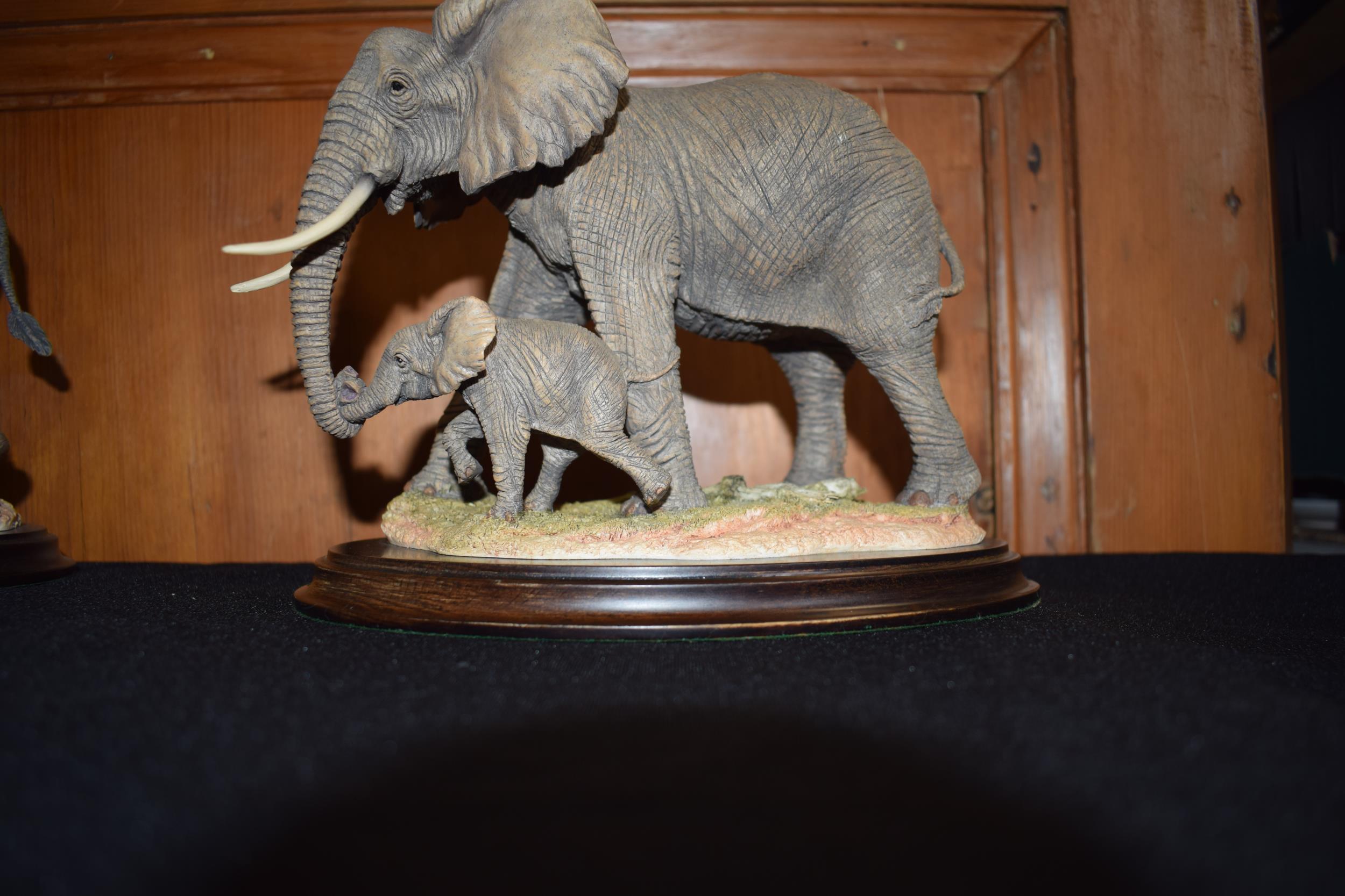 A collection of elephant figures to include Country Artists Bull Elephant CA948, Mother & Calf - Image 10 of 13