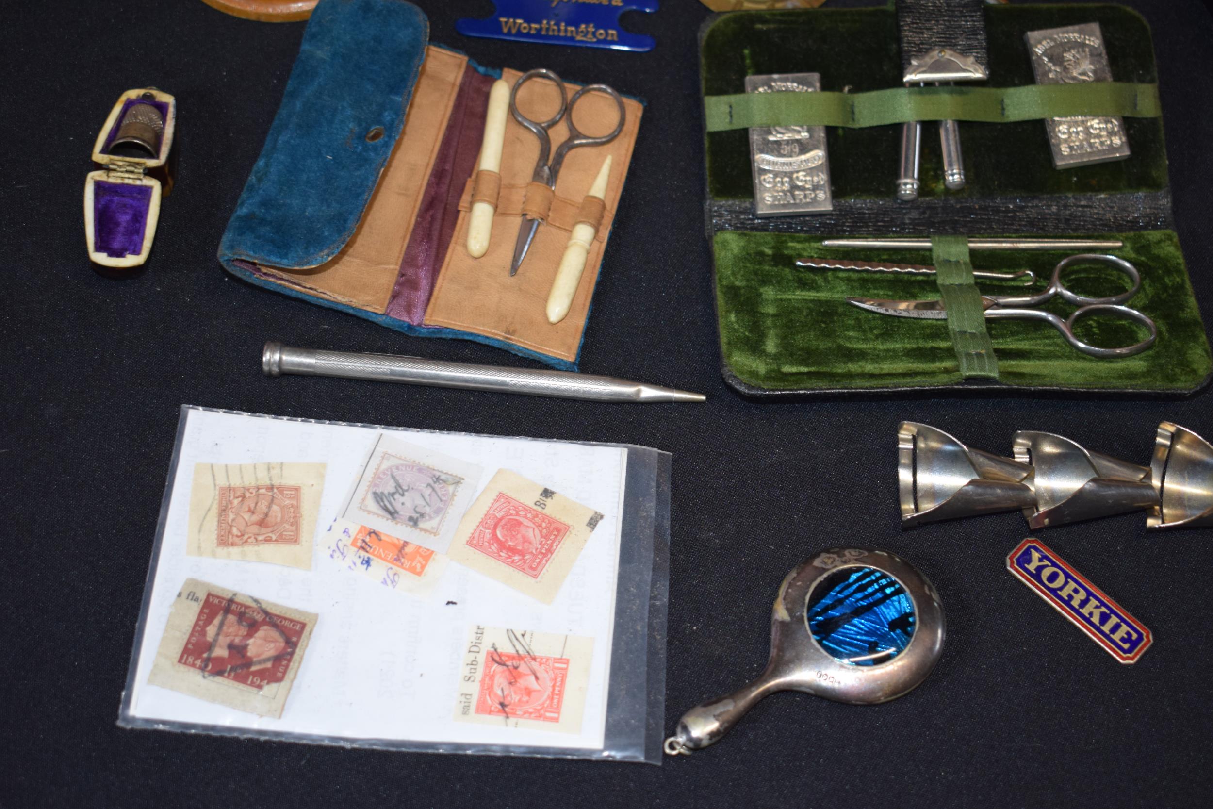Mixed items to include a silver Charles Horner thimble in case, sewing equipment, treen, coloured - Image 4 of 7