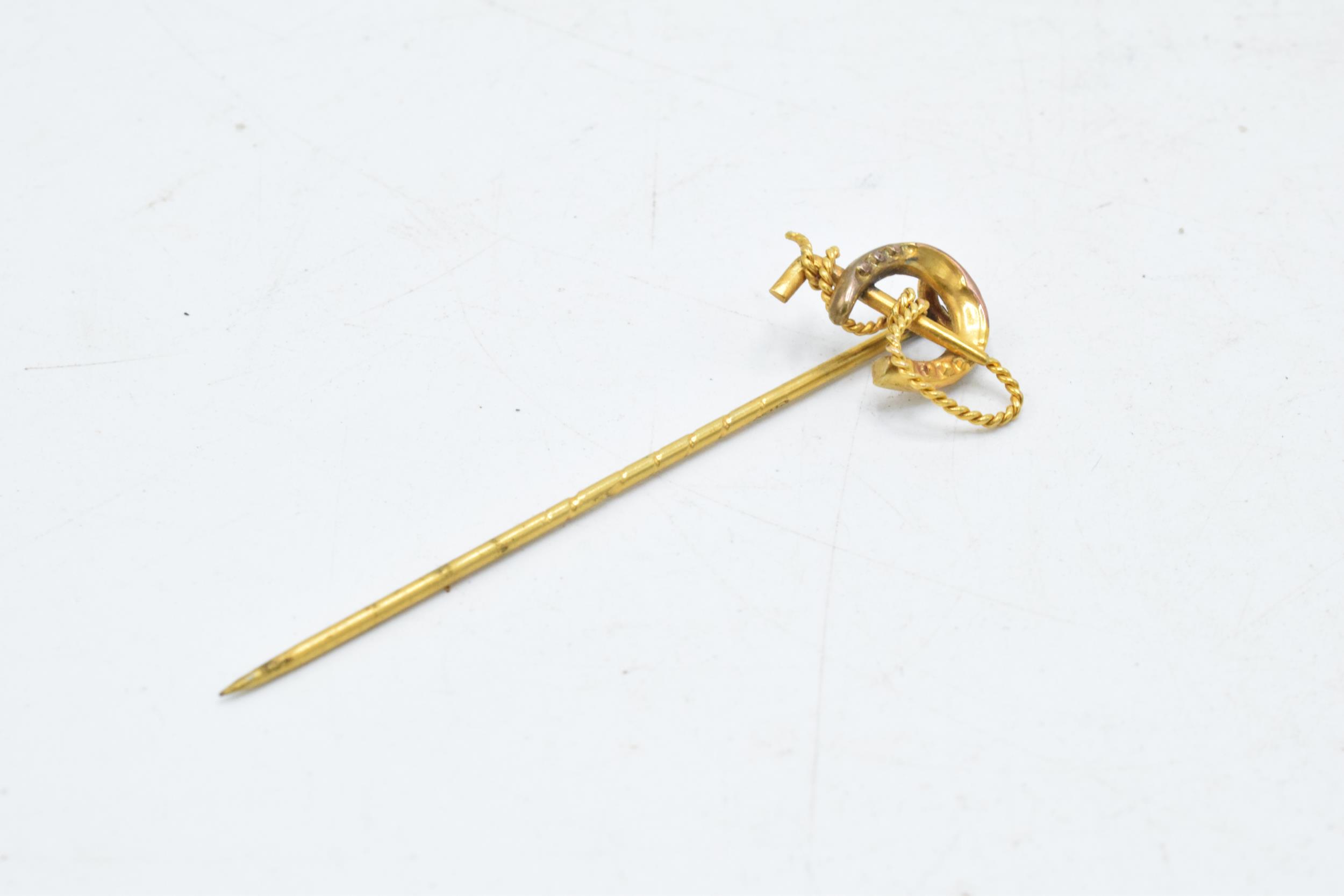 9ct gold stick pin in the form of a riding crop and horseshoe, 1.3 grams, 5cm long. - Image 2 of 3