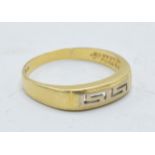 18ct gold ring with Grecian design, 2.8 grams, size R.