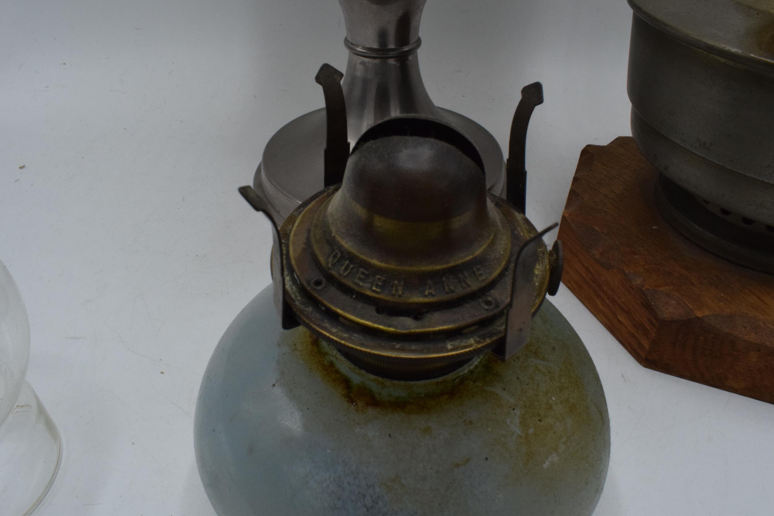A collection of early 20th century oil lamps to include examples by Aladdin and Queen Anne. Three in - Image 3 of 4