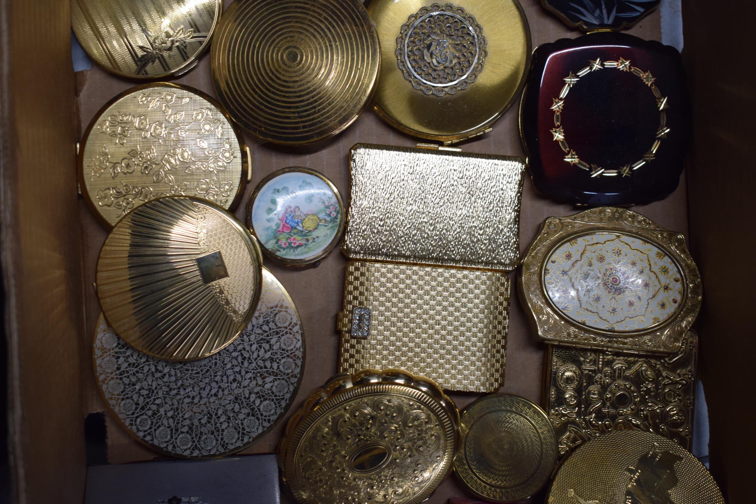 A collection of vintage compacts to include names such as Stratton, Kigu and others (25+). - Image 3 of 4