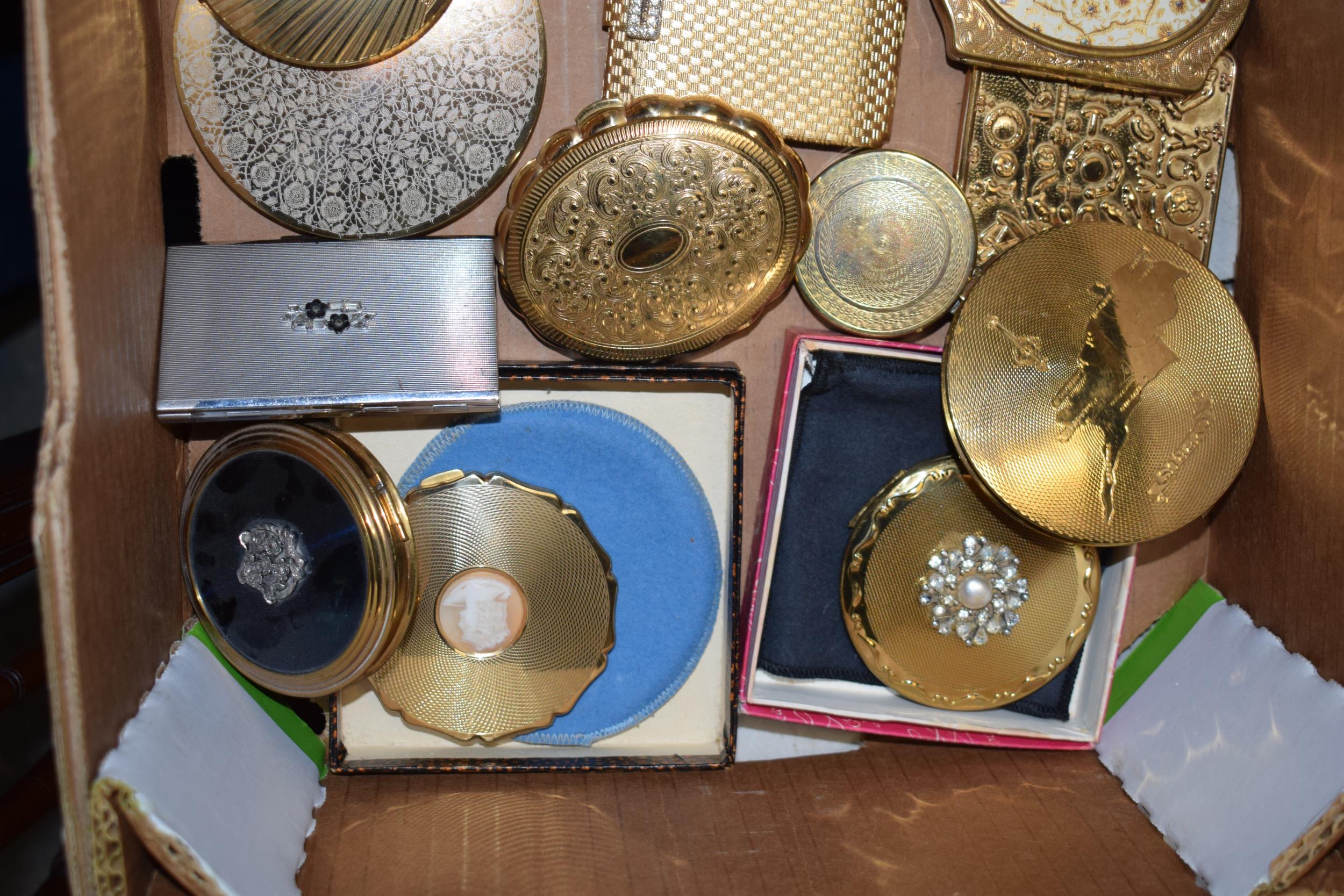 A collection of vintage compacts to include names such as Stratton, Kigu and others (25+). - Image 4 of 4