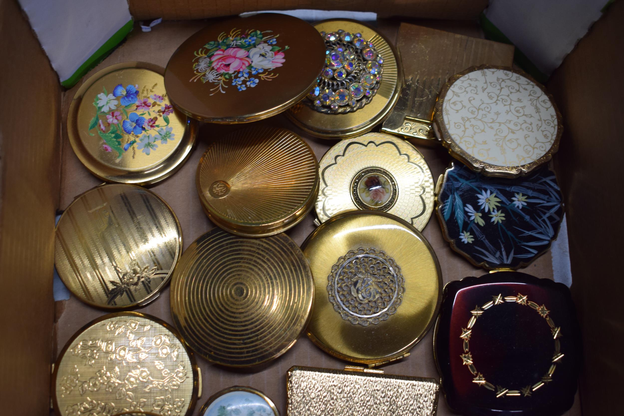 A collection of vintage compacts to include names such as Stratton, Kigu and others (25+). - Image 2 of 4