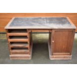 Edwardian oak double pedestal desk with pull out drawers and black leather insert, 139 x 75 x 78cm
