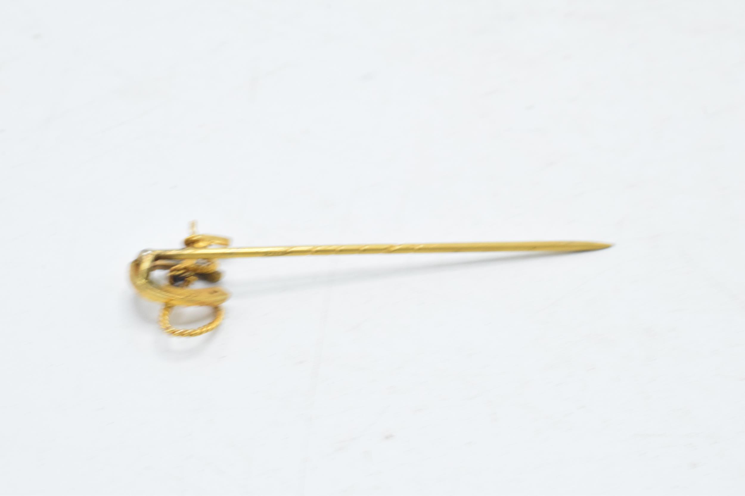 9ct gold stick pin in the form of a riding crop and horseshoe, 1.3 grams, 5cm long. - Image 3 of 3