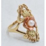 9ct gold two-tone ladies ring set with a pearl with stylised decoration, 4.2 grams, size O.