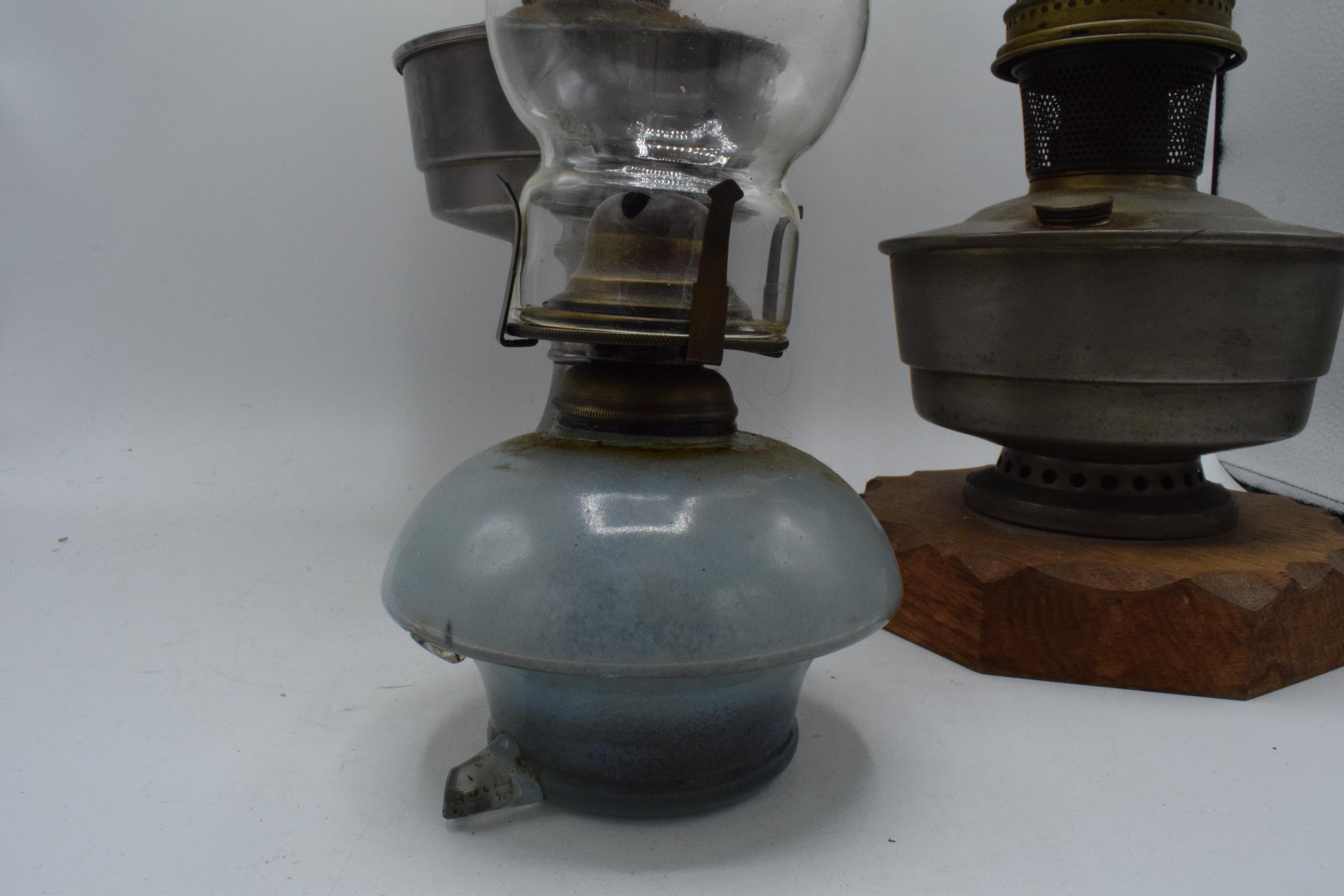 A collection of early 20th century oil lamps to include examples by Aladdin and Queen Anne. Three in - Image 2 of 4