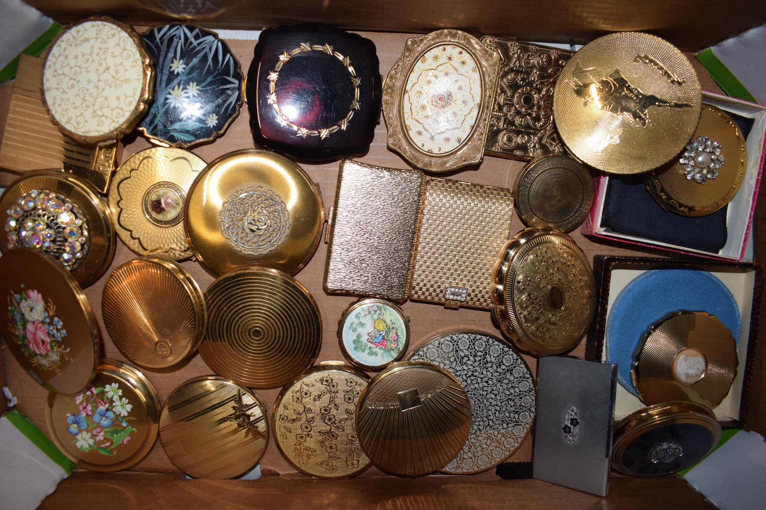 A collection of vintage compacts to include names such as Stratton, Kigu and others (25+).