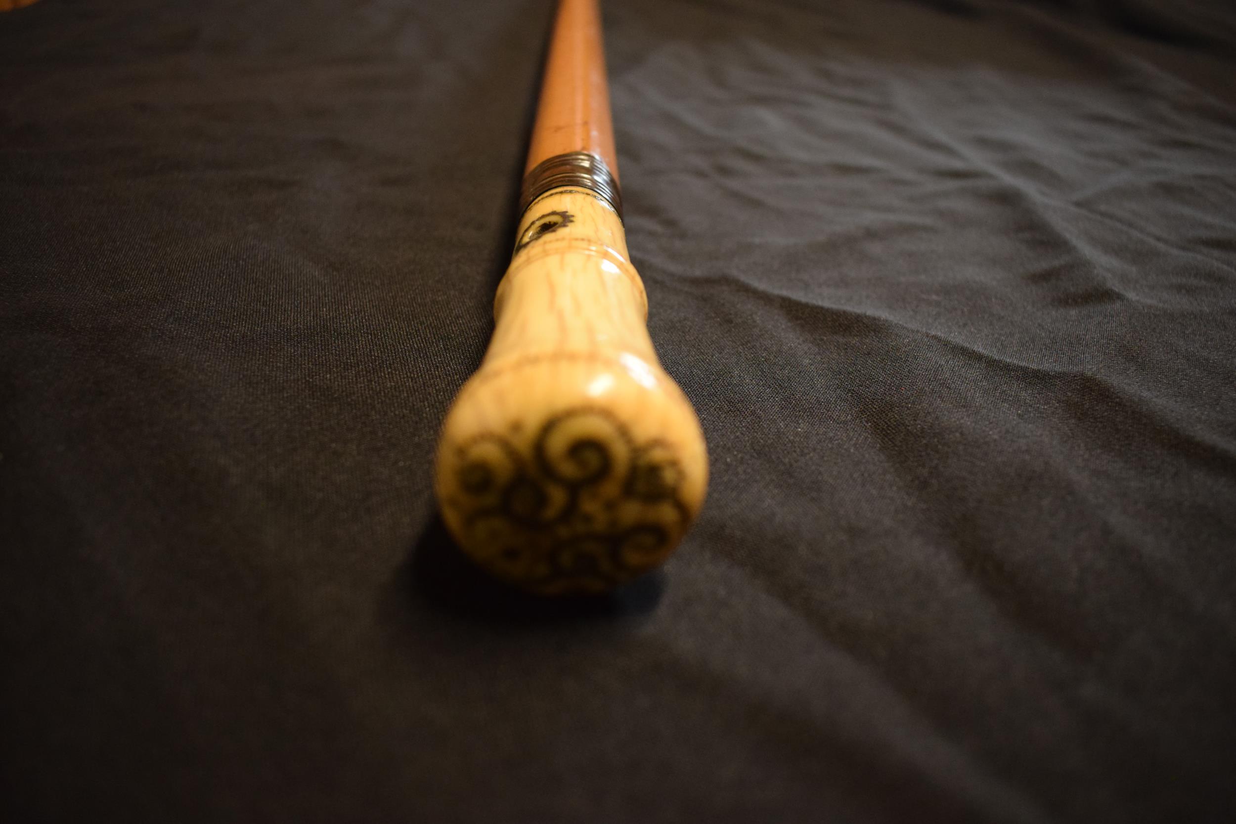 Malaca / malacquer Shafted colonial walking cane 'Raj' period. Bone handle with inlaid decoration. - Image 6 of 6