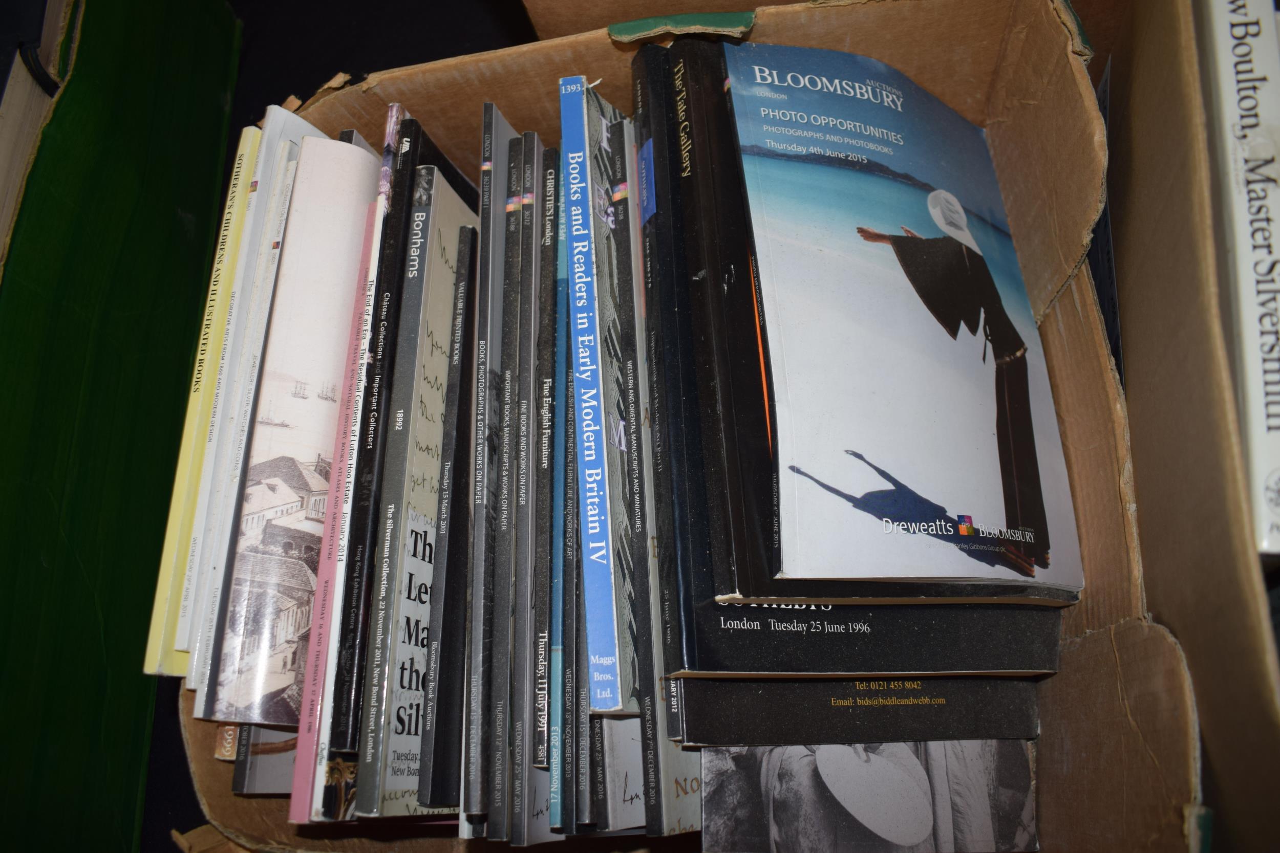 A large quantity of antiques reference books, auction catalogues and others (3 boxes). - Image 2 of 4
