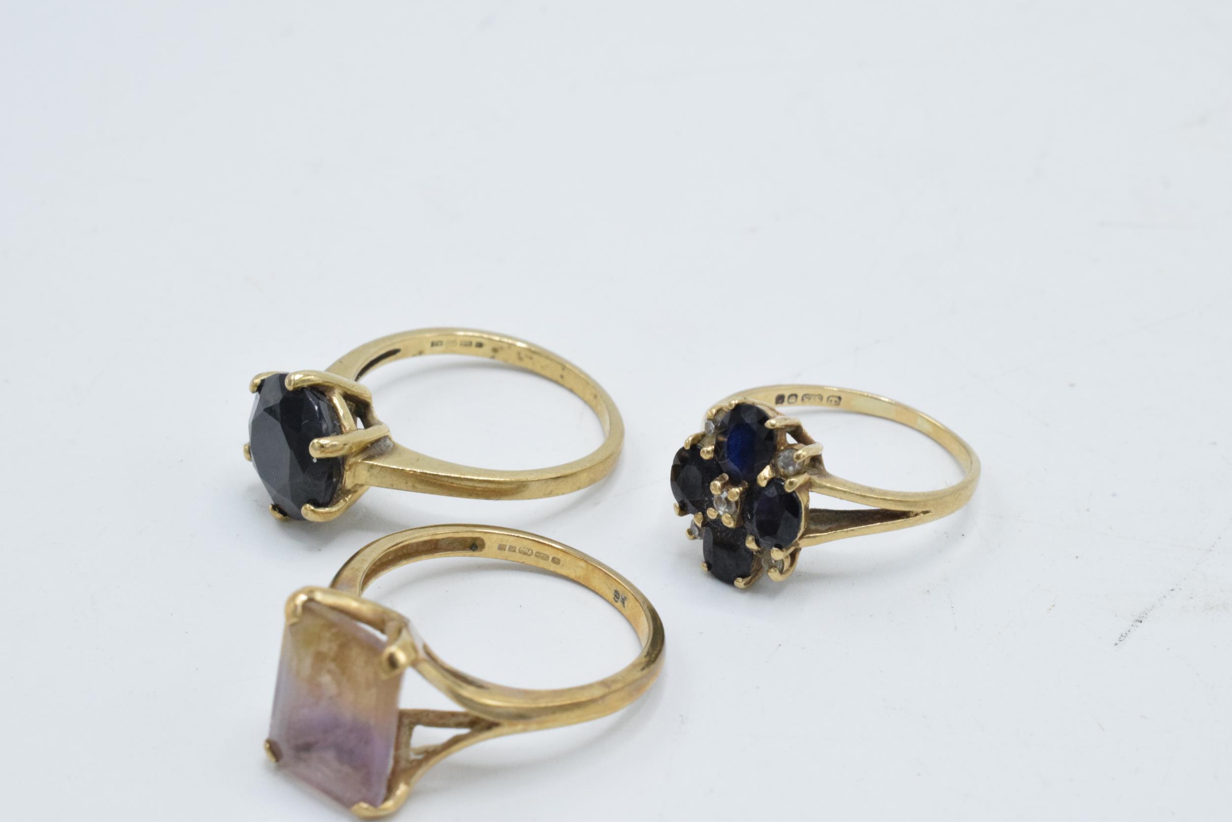 A trio of 9ct gold dress rings set with semi precious stones, 8.2 grams (3). - Image 3 of 4