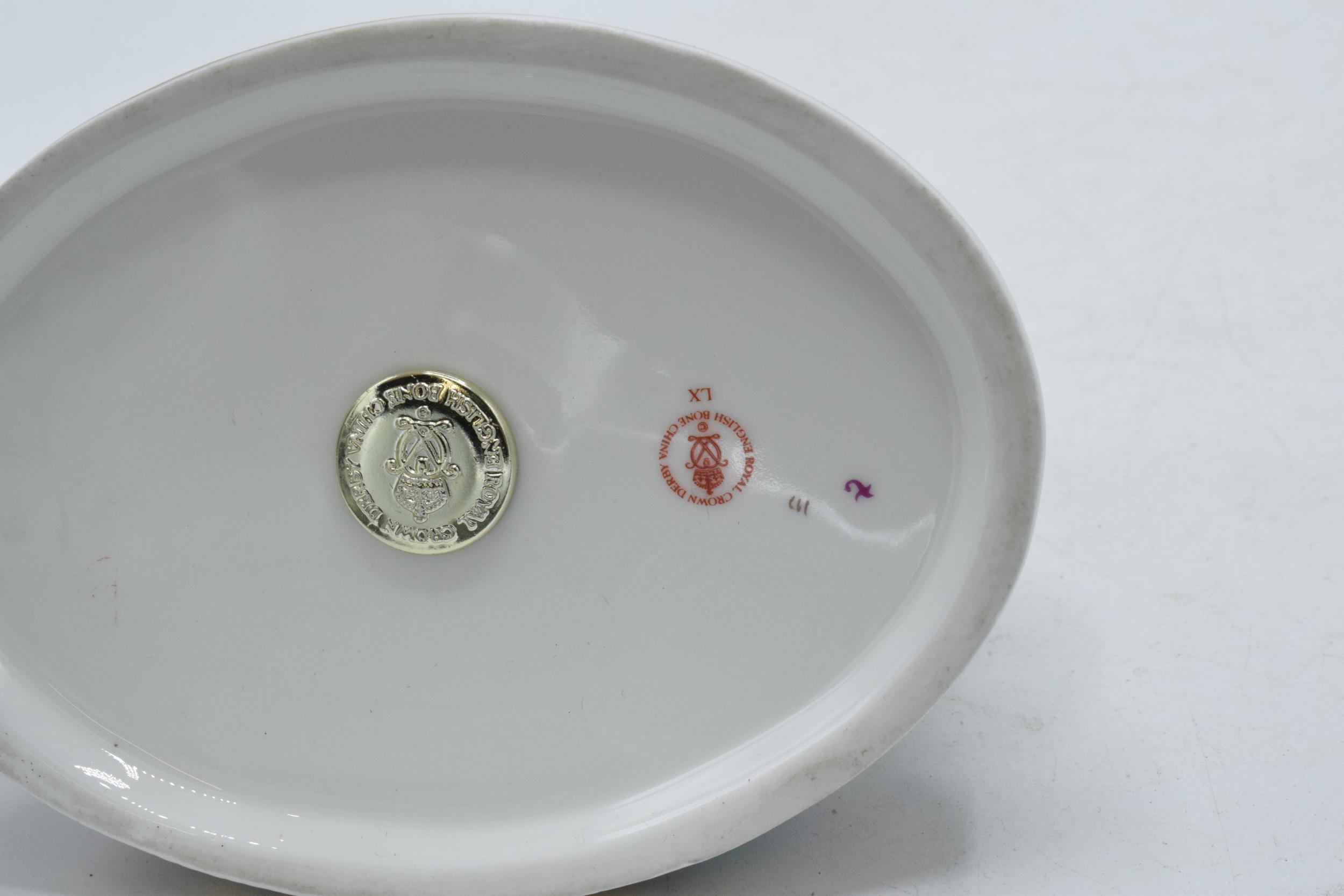 Royal Crown Derby Paperweight, White Swan nesting, date mark for 1997, gold stopper and red Royal - Image 4 of 4