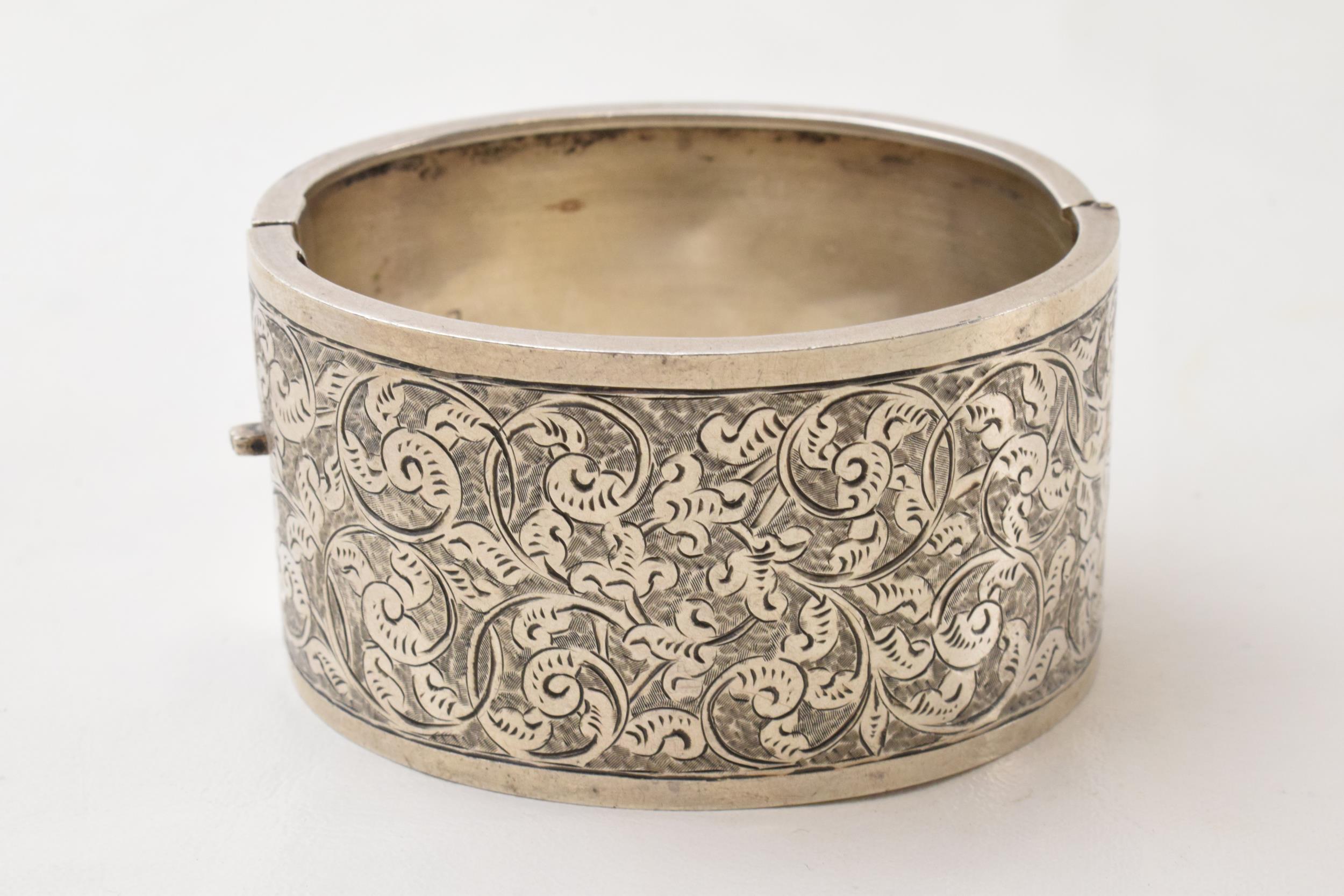 Silver wide engraved bangle with floral decoration, Birmingham 1915, 33.8 grams.