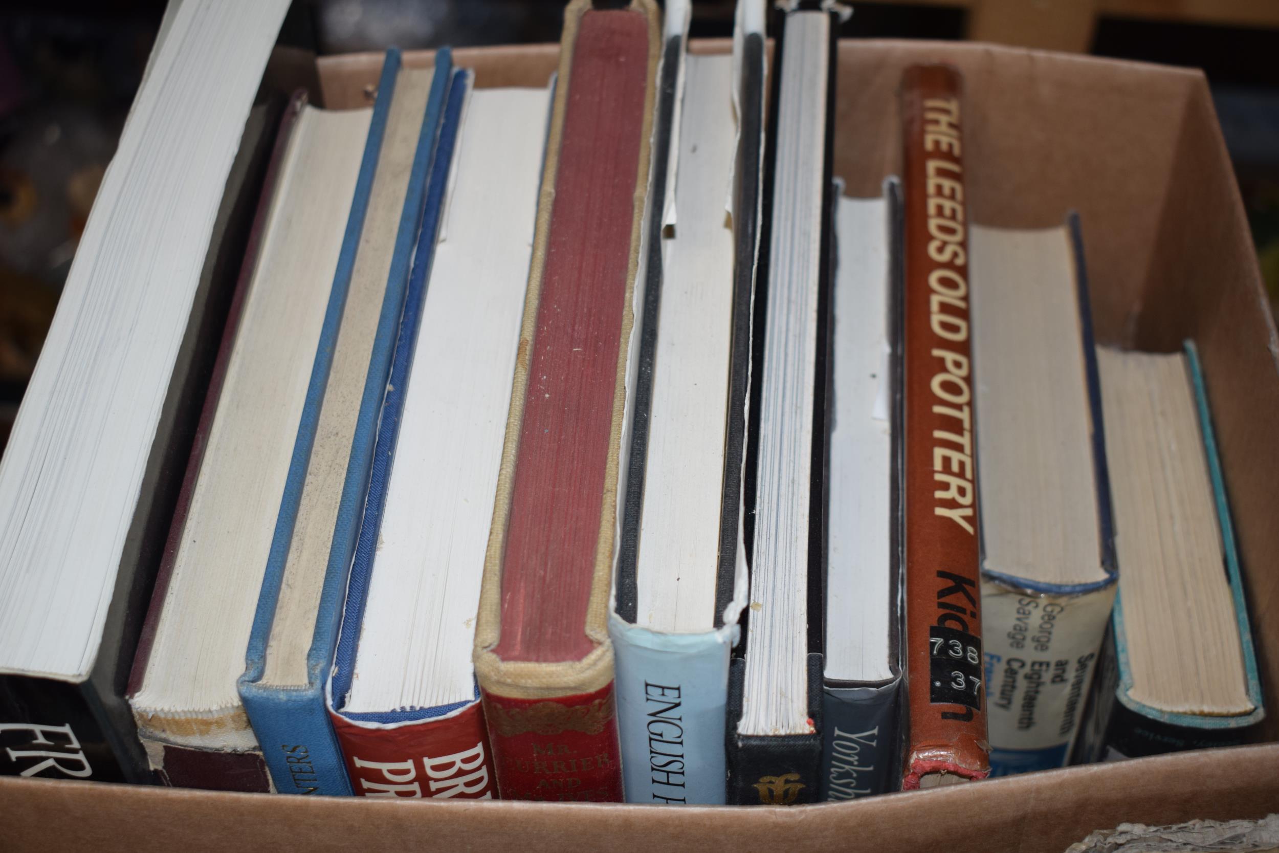 A large quantity of antiques reference books, auction catalogues and others (3 boxes). - Image 4 of 4