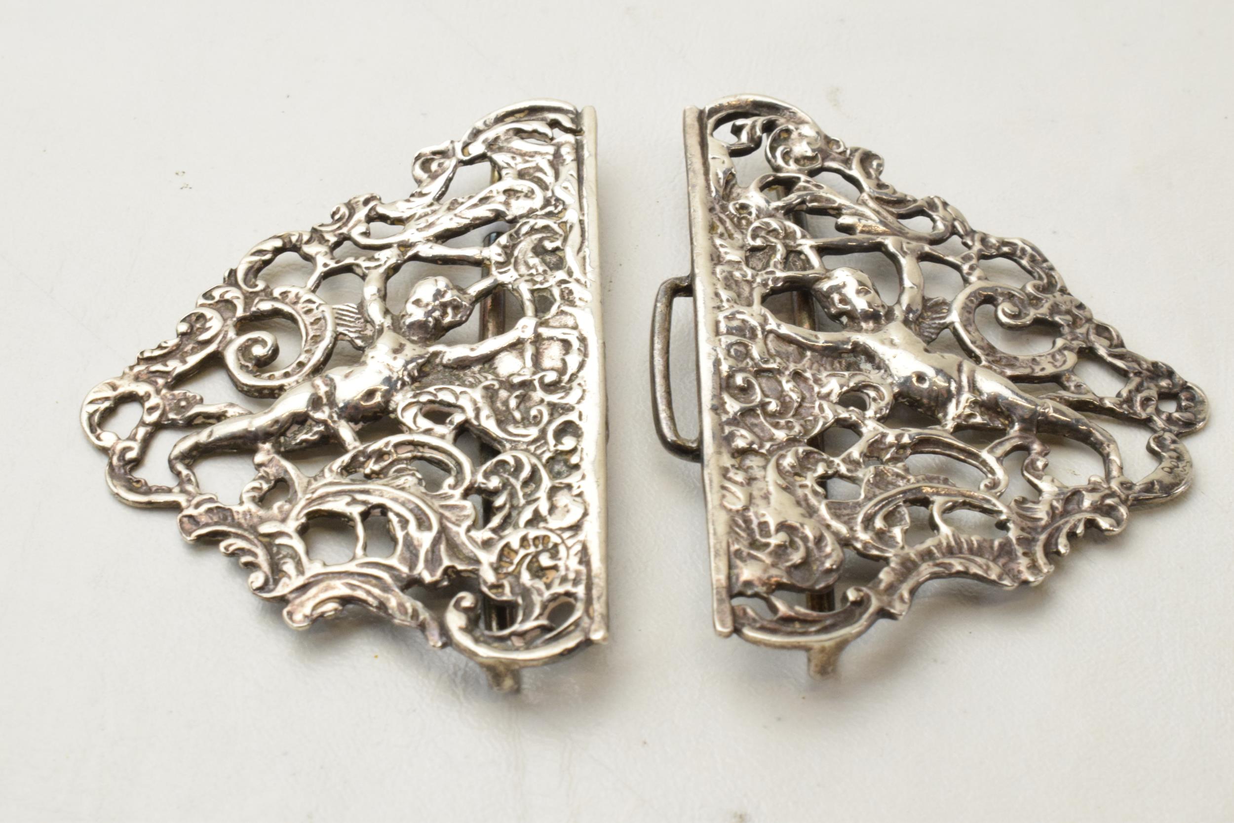 Silver belt buckle with cherub decoration, Birmingham 1964, 50.8 grams.