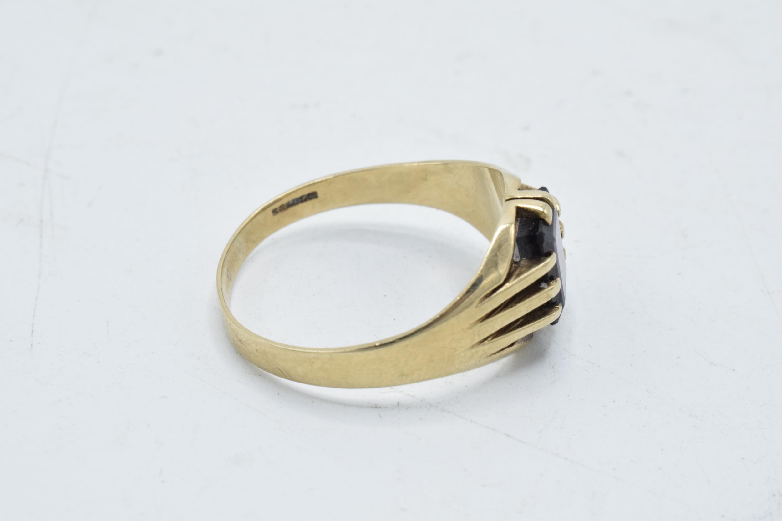 9ct gold gentleman's ring set with garnet, 4.4 grams, size Z+1. - Image 2 of 3