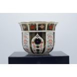 Boxed Royal Crown Derby Old Imari Gardenia Planter / Jardiniere 1128 with shaped edge, 18.5cm