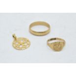 A trio of 9ct gold jewellery to include a wedding band, a signet ring and a pendant (3), 5.3 grams.