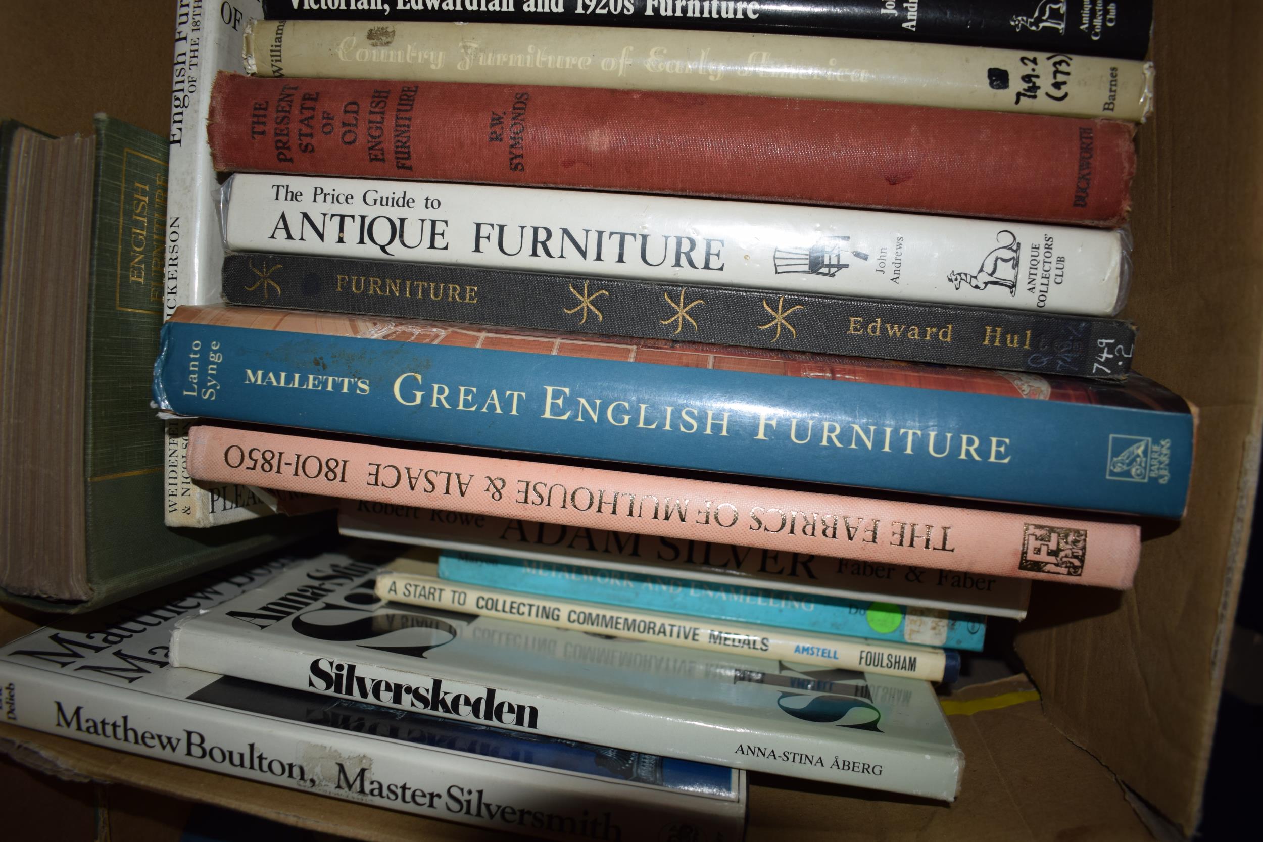 A large quantity of antiques reference books, auction catalogues and others (3 boxes). - Image 3 of 4