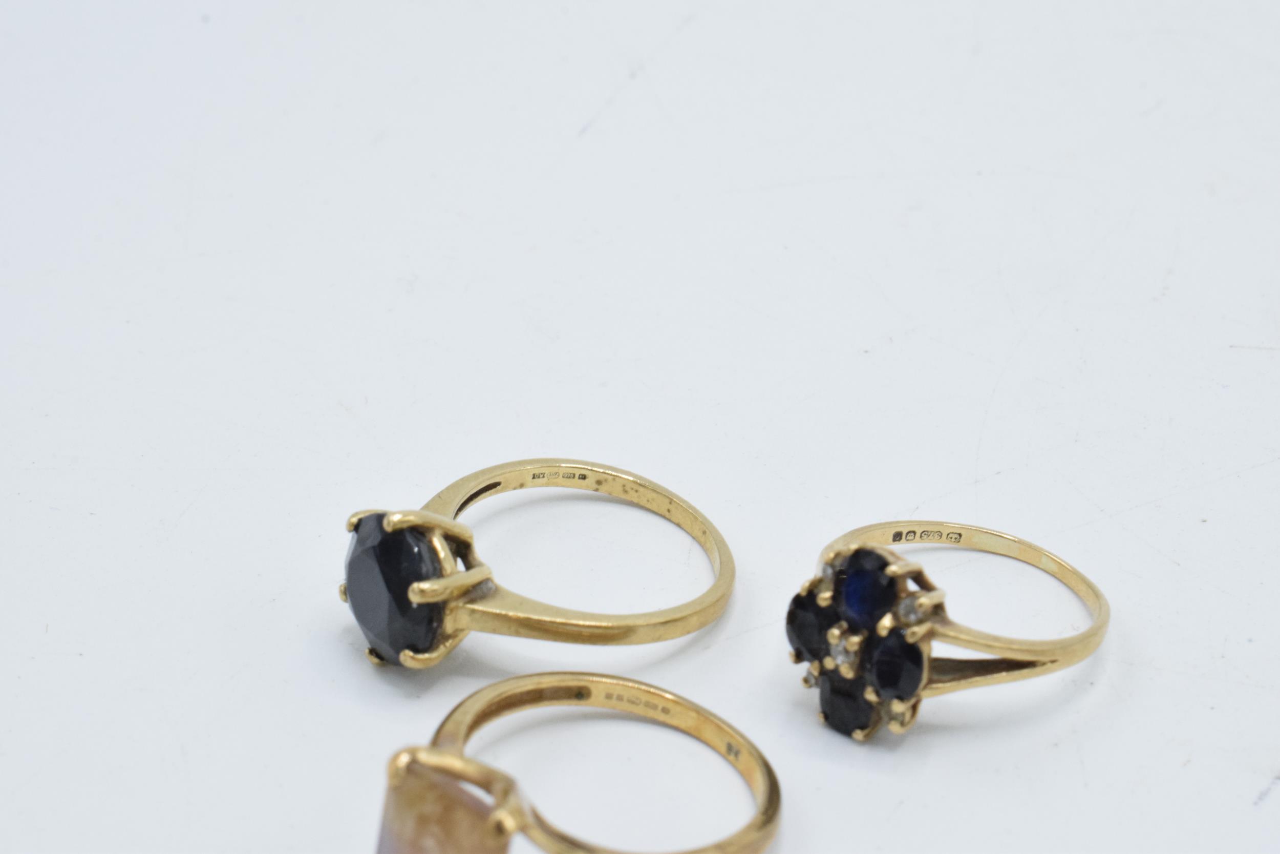 A trio of 9ct gold dress rings set with semi precious stones, 8.2 grams (3). - Image 4 of 4