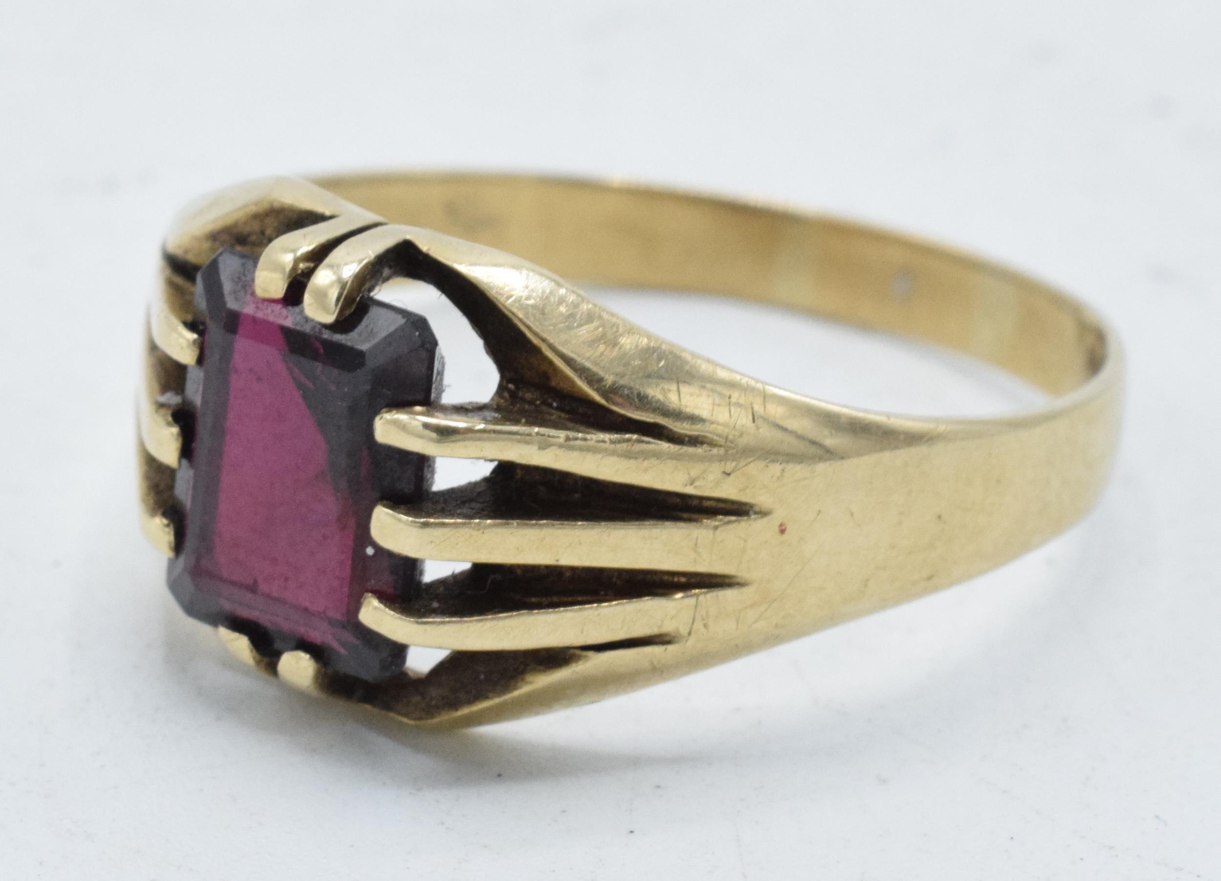9ct gold gentleman's ring set with garnet, 4.4 grams, size Z+1.