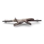 Silver bar brooch in the form of a running fox, 7.1 grams, 6cm long.