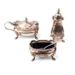 Silver cruet set with 2 blue glass liners and a silver spoon, Birmingham 1971, 139.8 grams silver