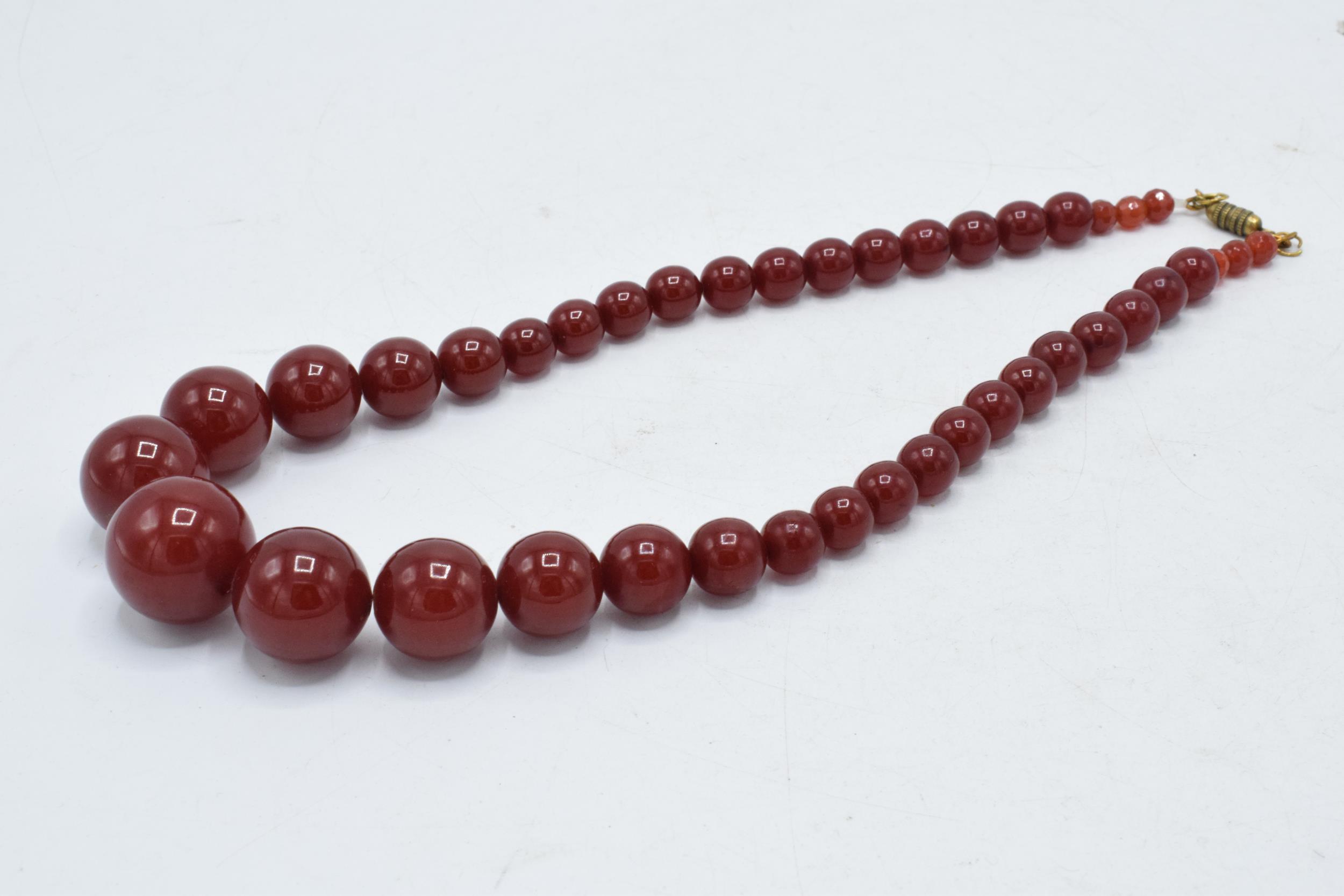 A set of graduated cherry amber style beads, possibly bakelite (or similar), circa 50 grams, 48cm - Image 2 of 5