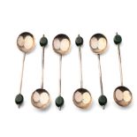 A set of 6 silver tea spoons with coffee bean finials, 39.3 grams, Birmingham 1932 (6).