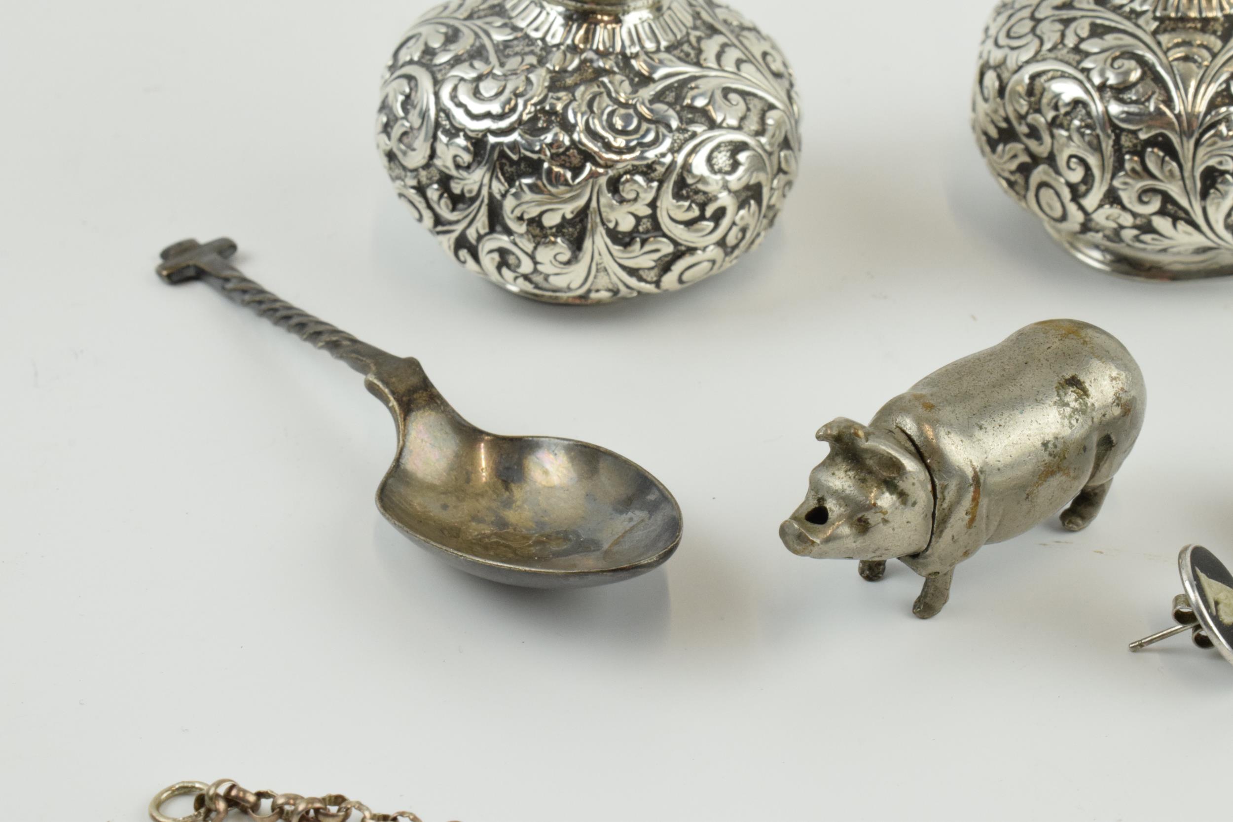 Interesting items to include a novelty plated vesta case in the form of a pig, a pair of white metal - Image 9 of 11