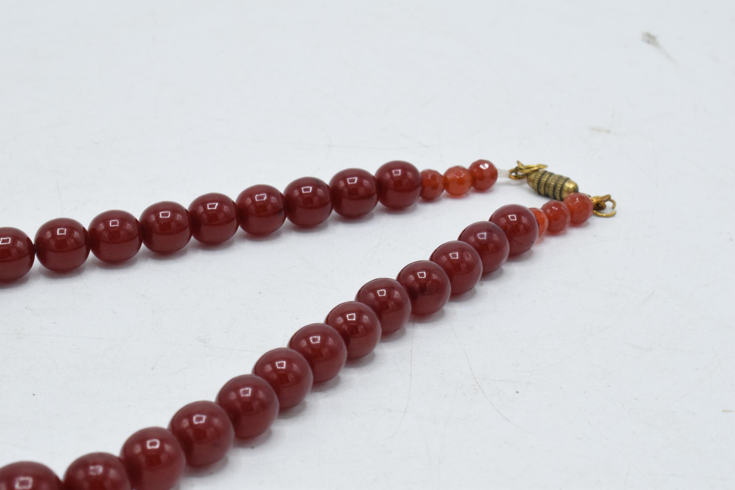 A set of graduated cherry amber style beads, possibly bakelite (or similar), circa 50 grams, 48cm - Image 5 of 5