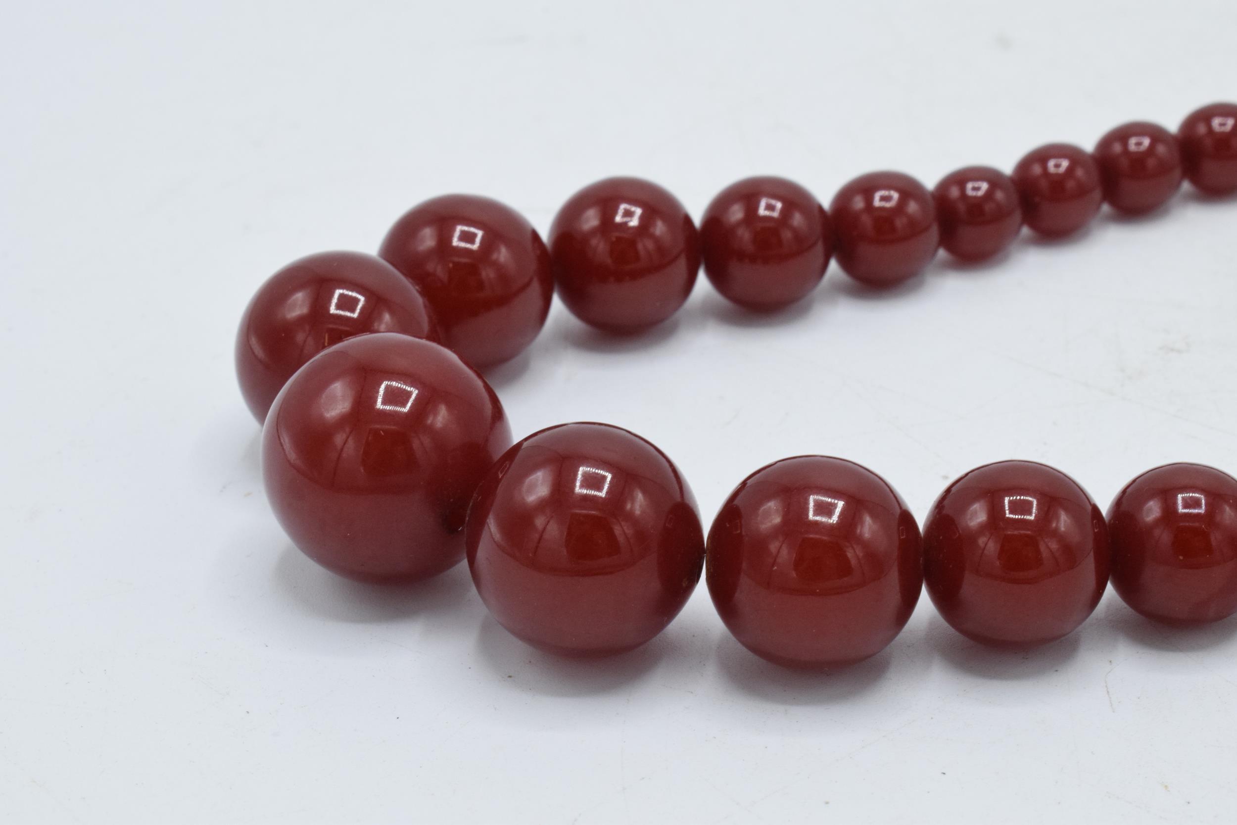A set of graduated cherry amber style beads, possibly bakelite (or similar), circa 50 grams, 48cm - Image 3 of 5