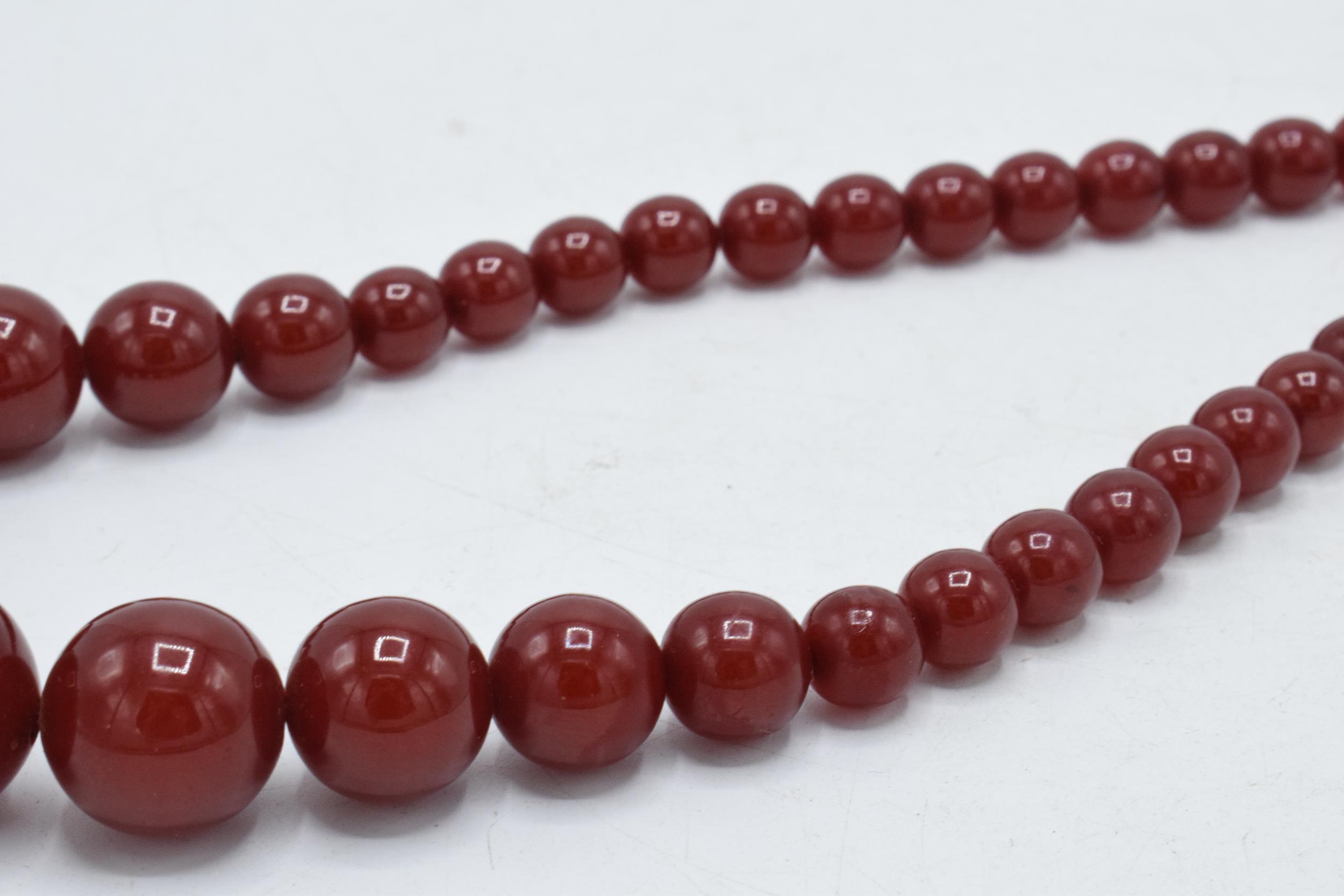 A set of graduated cherry amber style beads, possibly bakelite (or similar), circa 50 grams, 48cm - Image 4 of 5