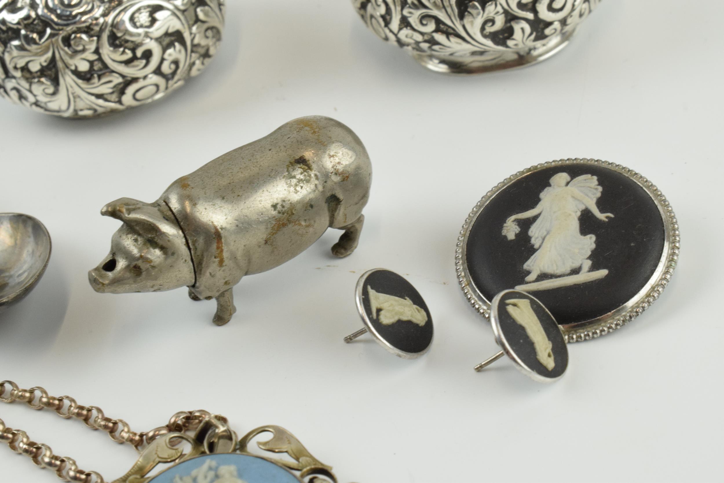 Interesting items to include a novelty plated vesta case in the form of a pig, a pair of white metal - Image 5 of 11