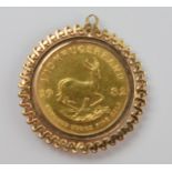 1/10 Krugeraand 1982 1/10 oz fine gold coin in 9ct gold mount, 22mm diameter, 4.1 grams total