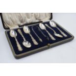 Cased set of 6 silver tea spoons with matching sugar tongs, 159.5 grams, Birmingham 1902.