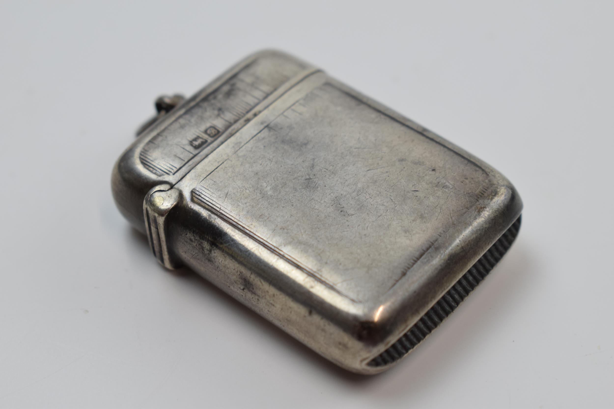 Hallmarked silver vesta case, Chester 1902, 29.4 grams.