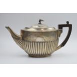 Hallmarked silver teapot with ebonised handle, 478.2 grams. / 15.38 oz, London 1907.