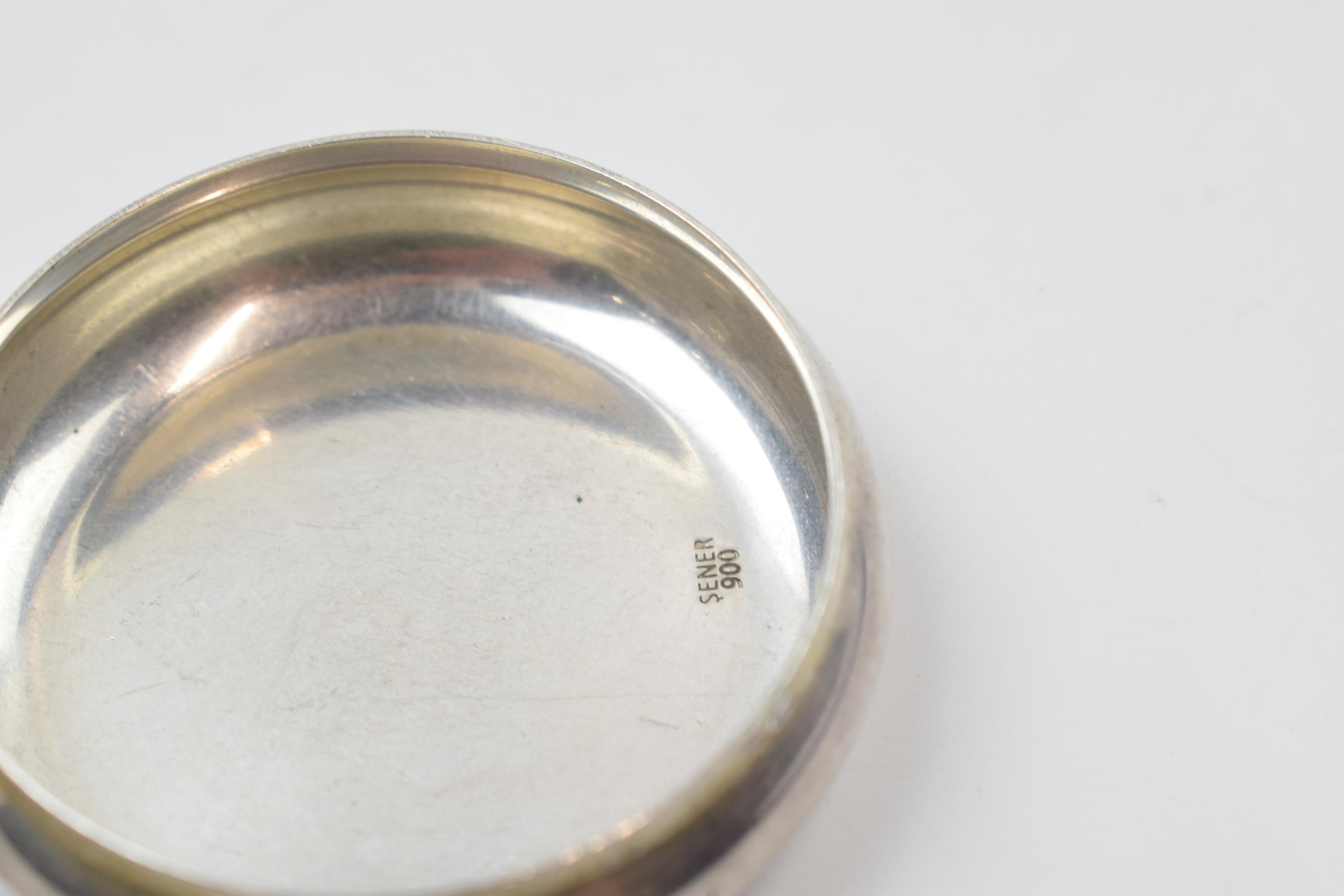 Silver .900 modern pill box with repousse decoration, 28.8 grams. - Image 3 of 3