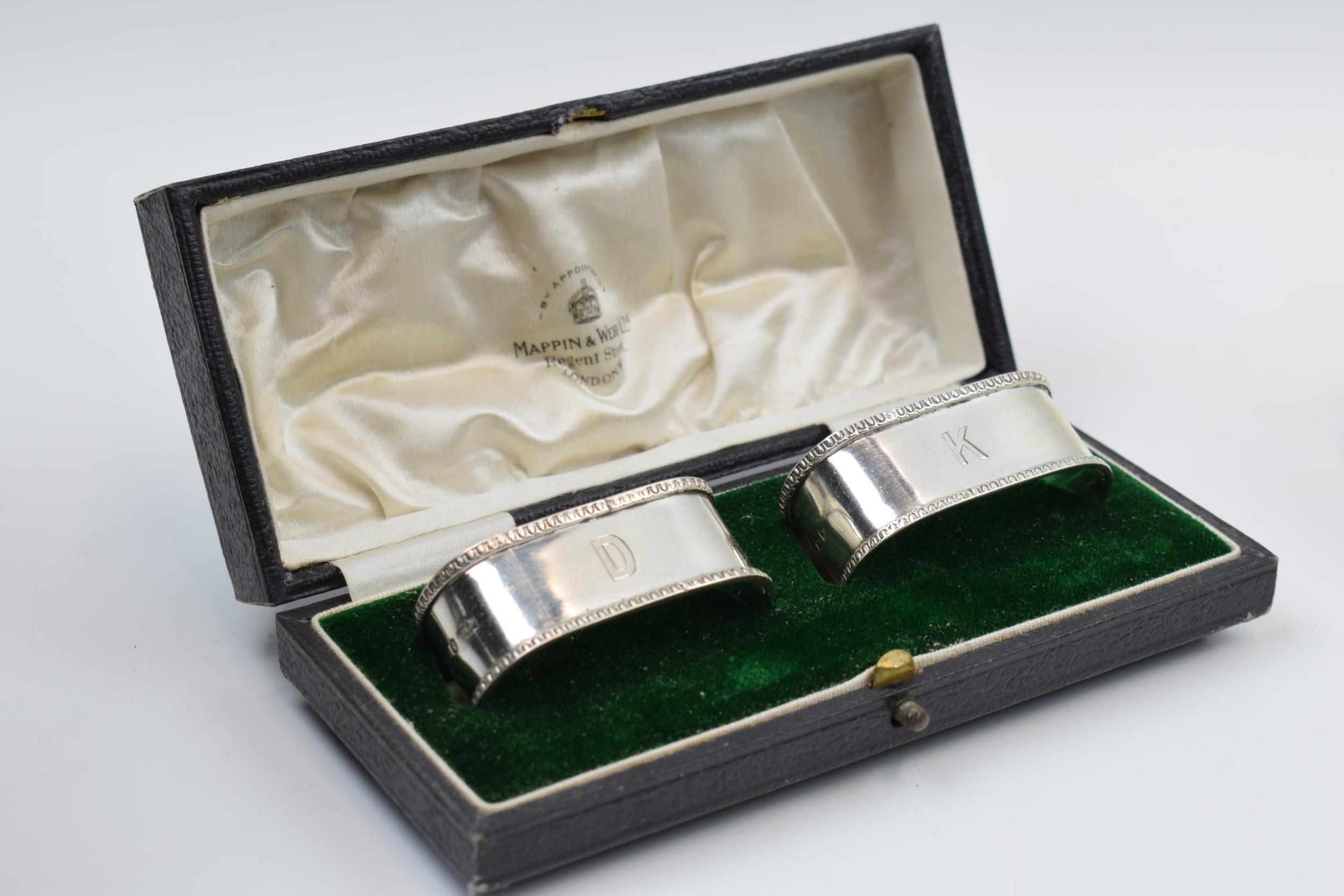 Cased silver Mappin and Webb pair of rectangular napkin rings, Birmingham 1923, with initials. - Image 3 of 3