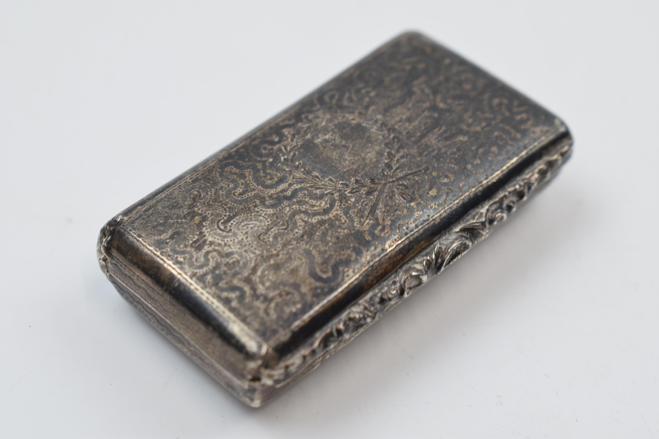 Georgian silver snuff box with raised thumb piece, Birmingham 1833, 21.3 grams.