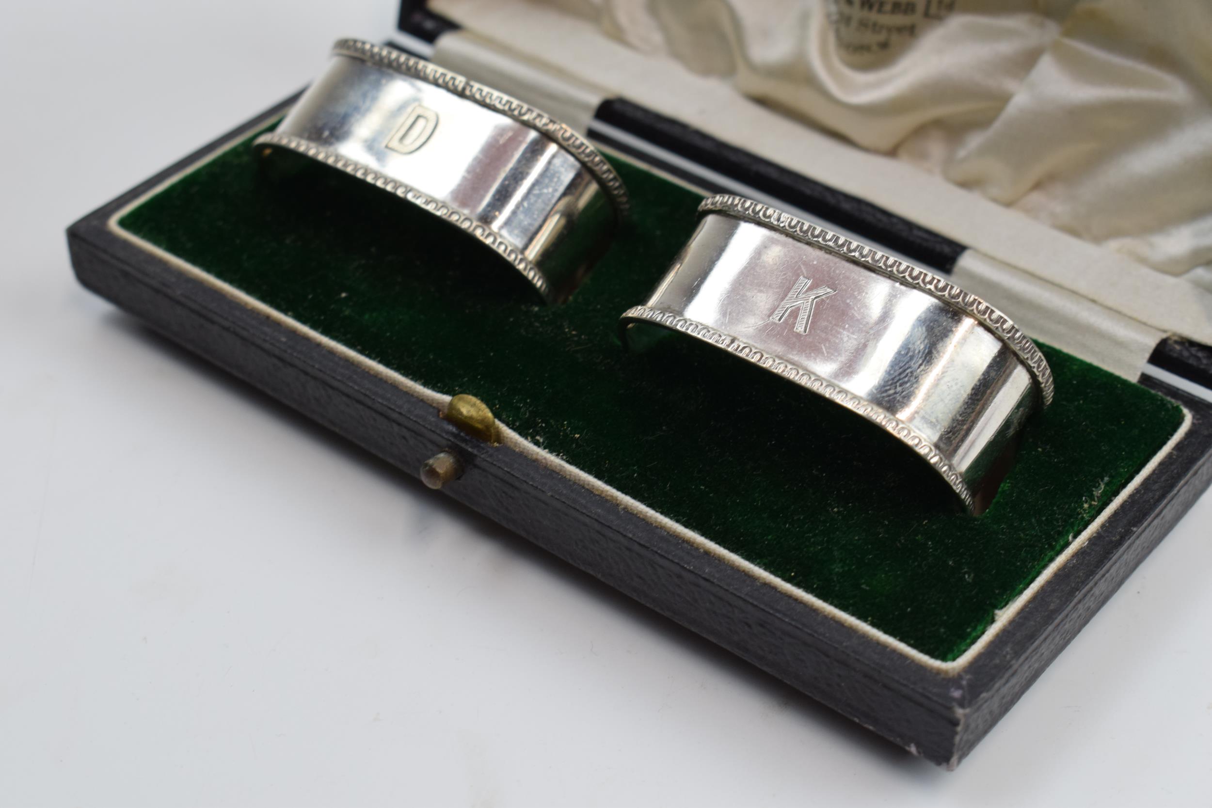 Cased silver Mappin and Webb pair of rectangular napkin rings, Birmingham 1923, with initials. - Image 2 of 3